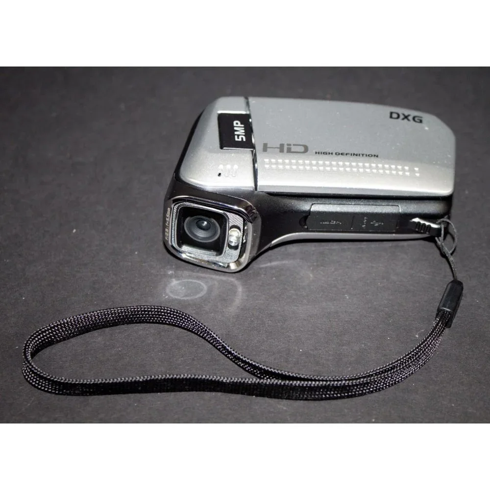 DXG QuickShots DXG-5B6V 32 MB Camcorder -‎ Silver